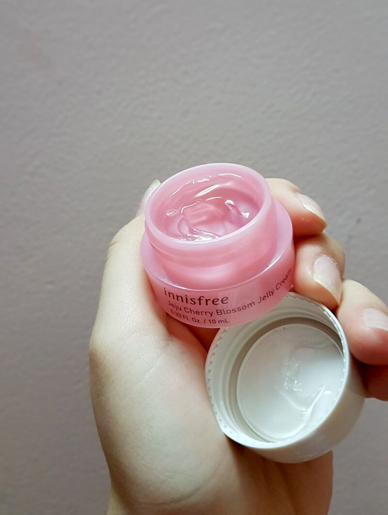 Innisfree Jeju Cherry Blossom Jelly Cream เนื้อเจลใสมีกลิ่นหอม ซึมง่ายไม่ทิ้งความเหนอะหนะ เหมาะกับสาวผิวมันโดยแท้