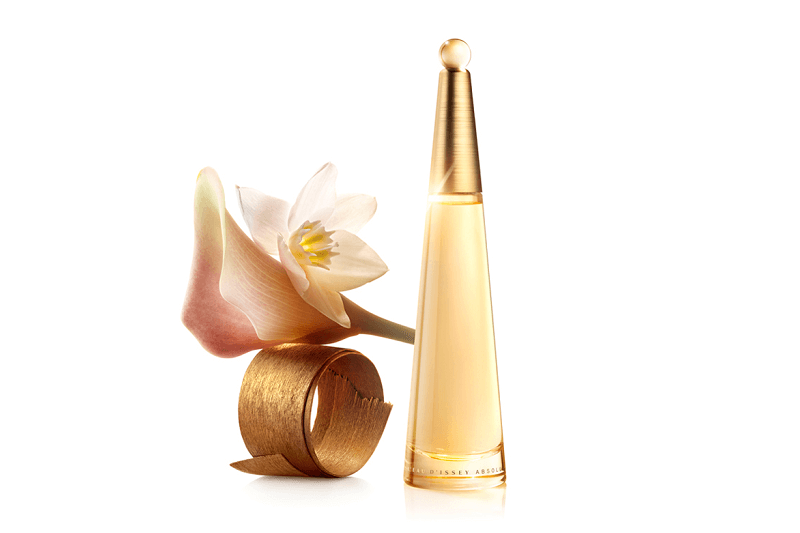 Issey Miyake แพ็คคู่ L'eau D'issey Absolue EDP 0.08 ml x 2   น้ำหอมผู้หญิง กลิ่นหอมหวานไฮโซ ดั่งต้องแสงอาทิตย์สีทอง กลิ่นหอมของน้ำผึ้งที่รวมกับ Night Blooming Cereus กลิ่นหอมแสนเย้ายวน ตามด้วยกลิ่นสะอาดตากดอกบัว ฟรีซเซีย ดอกซ่อนกลิ่น และแมกไม้หอมสะอาด ปิดท้ายกด้วยกลิ่นวานิลล่าอันอบอุ่น