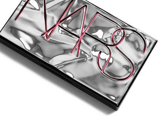 Nars Hotfix Cheek Palette Limited Edition  มาพร้อมตลับสีเงินเงางาม หรูหรามีระดับ ลวดลายที่สะท้อนความเป็นตัวตนของแบรนด์ได้เป็นอย่างดี 