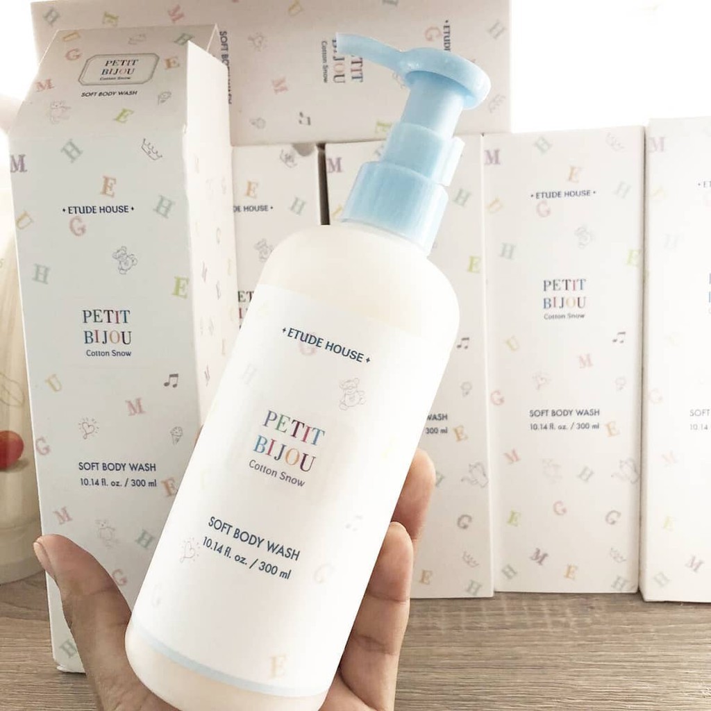 Etude House Petit Bijou Cotton Snow soft Body wash 300 ml ครีมอาบน้ำกลิ่นแป้งเด็ก สูตรอ่อนโยน เพื่อผิวแพ้ง่ายโดยเฉพาะ มีส่วนผสมของอโลเวร่าและดอกคาโมมายล์ ปราศจากสารระคายเคือง ให้ผิวหอมเนียนนุ่มดุจดั่งผิวเด็ก