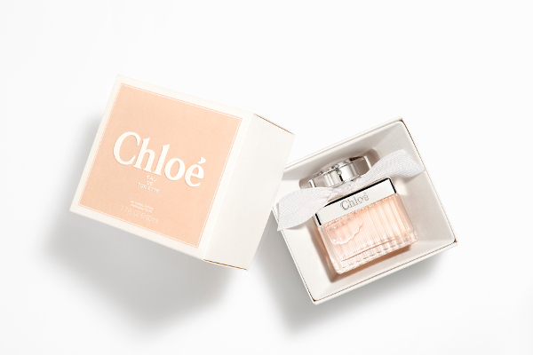 Chloé Eau de Toilette 5 ml มอบความสดชื่น ซึ่งสร้างความแตกต่างและความโดดเด่น โดยกลิ่นจะผลมผสานจากดอกกุหลาบทั้งหมด รูปแบบการดีไซน์ขวดยังใช้ขวดและฝาปิดที่เป็นแบบดีไซน์เดิม โดยจะโชว์ถึงความโดดเด่น ที่ไม่ซ้ำใคร และมีริบบิ้นสีขาว ที่ผูกรอบขวด   กล่องของน้ำหอมที่ใช้สีกุหลาบอ่อน โดยการตัดขอบขาวที่ข้างกล่อง เพื่อให้ดูคลาสสิคและมีสไตล์