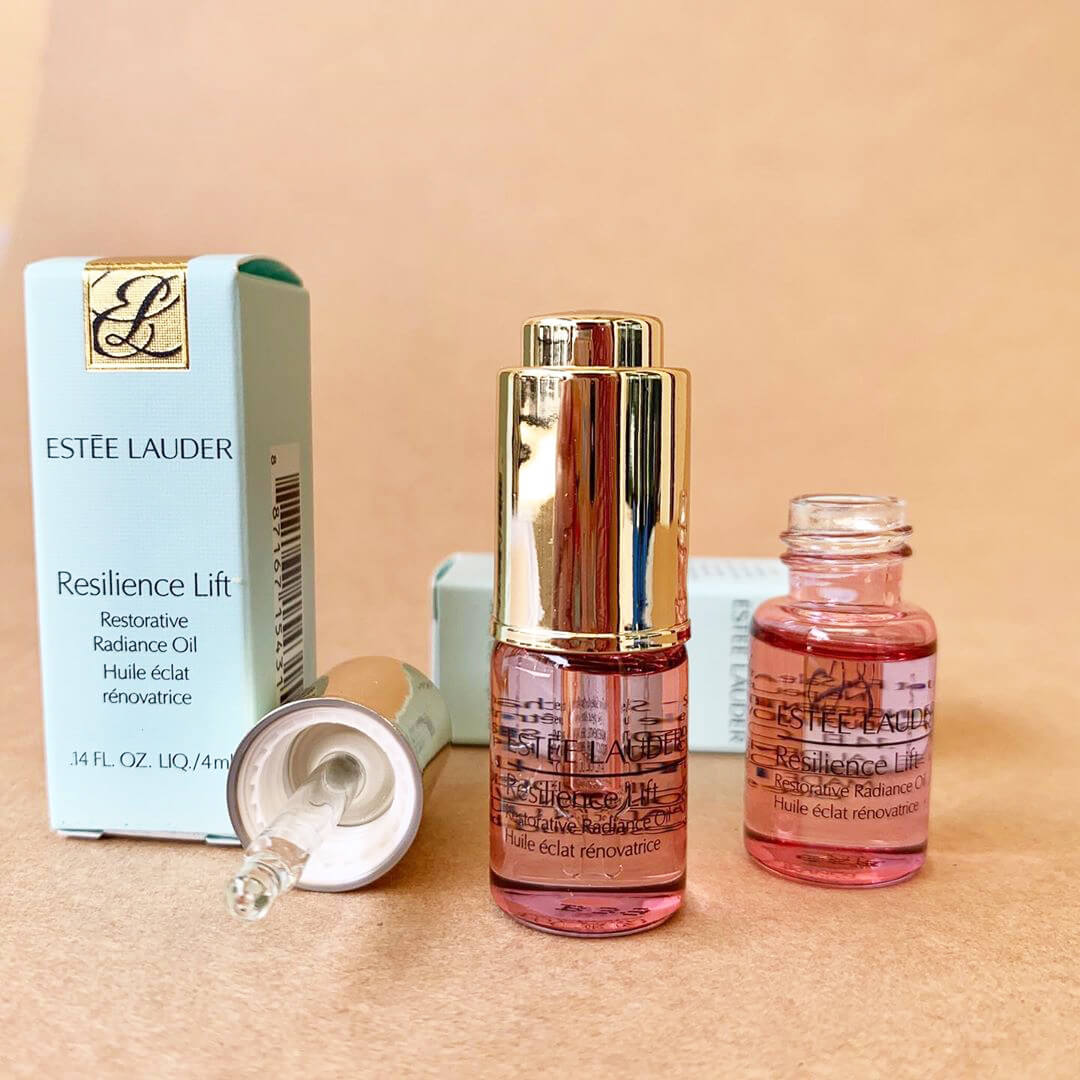 ผลลัพธ์จากการใช้  Estee Lauder Resilience Lift Restorative Radiance Oil ช่วยให้ผิวนุ่มเนียนน่าสัมผัส ช่วยกักเก็บความชุ่มชื้นให้ผิวมีออร่าเต่งตึงตลอดวัน พร้อมทั้งยังเสริมเกราะป้องกันชั้นผิวรักษาสมดุลให้ผิวมี barrier ที่แข็งแรง เปลี่ยนหน้าหมองกลับเป็นหน้าใส จากหน้าแห้งเป็นหน้าเต่งตึง ดูมีชีวิตชีวาจนใครเห็นก็ต้องทัก ทาได้ทั้งหน้าและลำคอ 