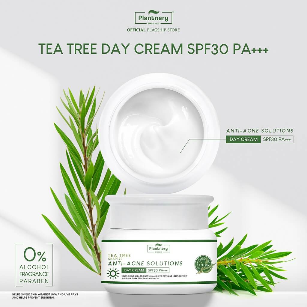 Plantnery Tea Tree Day Cream SPF30 PA+++ 50 g  เดยครีมปกป้องผิวจากสิวและรังสี UVA/UVB อย่างมั่นใจ ด้วย PLANTNERY TEA TREE DAY CREAM SPF30 PA+++ ด้วยคุณสมบัติ 2 in 1 ที่ช่วยปกป้องผิวจากแสงแดด แก้ปัญหาสิว สำหรับผิวแพ้ง่าย คนเป็นสิวง่าย  ด้วยส่วนผสมเข้มข้นพิเศษจากสารสกัดใบของต้นทีทรี (TEA TREE) ซึ่งเป็นพืชพื้นเมืองแถบตะวันออกของออสเตรเลีย ที่ปลูกด้วยวิธีแบบธรรมชาติและได้รับการรับรอง Organic สกัดด้วยกรรมวิธีพิเศษ ทำให้ได้ความเข้มข้นของ Terpinen-4-OL ซึ่งเป็นสารสำคัญสูงสุดที่ช่วยลดการเกิดสิวได้อย่างดีเยี่ยม