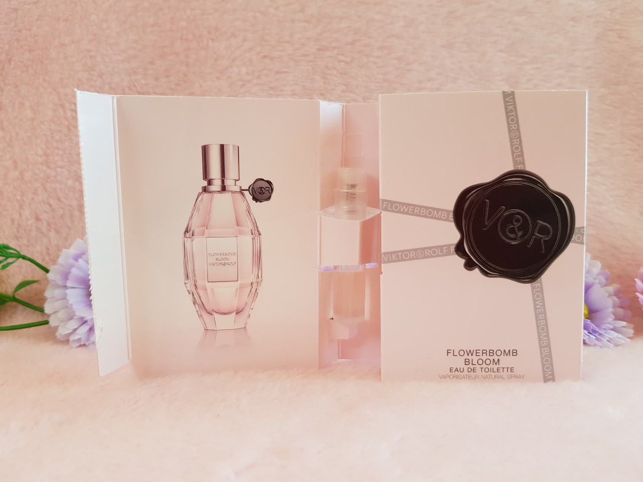 Viktor&Rolf Flowerbomb bloom Eau De Toilette 1.2ml ธีมความหอมดอกไม้เริงระบำในฤดูใบไม้ผลิ ตามที่เห็นในชื่อรุ่นว่า Bloom หอมฟลอรัลฟรุตตี้เฟรชฟุ้ง ด้วยทับทิม และผิวเปลือกส้มให้ความสดชื่นมีสไตล์