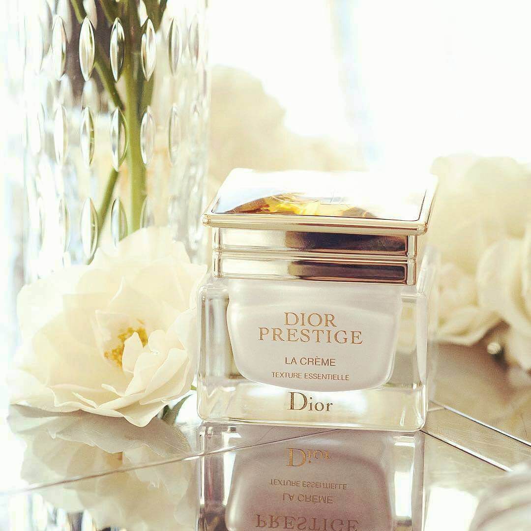 Dior Prestige La Crème Texture Essentielle ให้ผิวสวยดุจน้ำทิพย์สุดมหัศจรรย์ ปรับสภาพผิวให้เปล่งปลั่ง เป็นประกาย  • ลดเลือนริ้วรอยแห่งวัย เส้นริ้ว จุดด่างดำ ได้อย่างมีประสิทธิภาพ  • ผิวกระชับ เรียบเนียนสดใส ดูอ่อนกว่าวัย