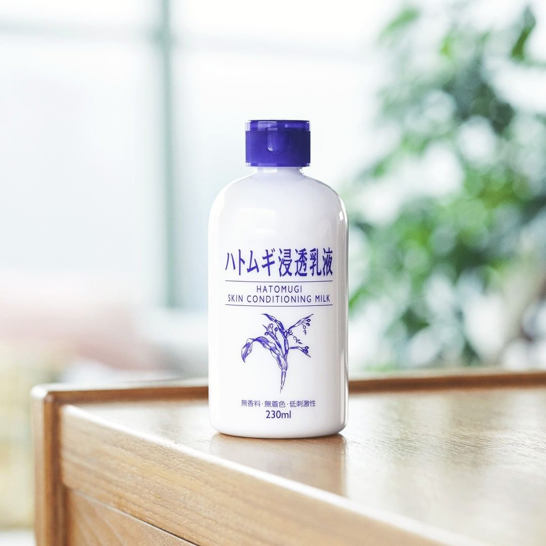 Hatomugi Skin Conditioning Milk 230ml โลชั่นน้ำนมจากญี่ปุ่น อุดมไปด้วยสารสกัดจากข้าวบาเล่ย์ และ ลูกเดือย ช่วยเติมเต็มความชุ่มชื่นให้ผิวได้อย่างล้ำลึก